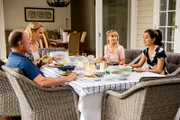 Kyra (Kimie Tsukakoshi, rechts) ist bei Lily (Mia Milnes, 3.von links) und ihren Eltern Sean (Nicholas Bell. links) und Ella (Samantha Fitzgerald, 2.von links) zum Essen eingeladen.
