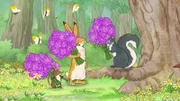 Kleiner brauner Hase und die kleine Feldmaus überreichen Grauhörnchen einen Blumenstrauß.
