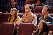 Bei einem Kinobesuch mit Penny, Leonard, Raj und Stuart (Kevin Sussman, r.) erzwingt Amy (Mayim Bialik, l.) Händchenhalten von Sheldon (Jim Parsons, M.), was ihm allerdings gar nicht recht ist ...