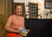Constanze Lindner begrüßt auf der Bühne Kollegen aus Musik, Comedy und Kabarett.