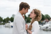 Viktor (Frederik Götz) und Emilia (Klara Deutschmann) kommen sich näher.