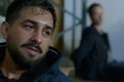Malik (Zejhun Demirov, l.) bekommt mitten im Einsatz eine Panikattacke. Denn Mattes (Matthias Schloo, r.) und er wurden bei einem missglückten verdeckten Einsatz als Geiseln genommen.