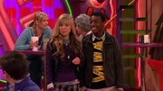 Vorne: Sam Puckett (Jennette McCurdy), Fleck (Daven Wilson)