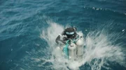 Ein Taucher taucht ins Wasser