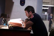 Chicago Fire Der Feuerteufel - Prove It Staffel 2, Episode 2 In seine Arbeit vertieft: Taylor Kinney als Kelly Severide Chicago Fire Der Feuerteufel - Prove It Staffel 2, Episode 2 In seine Arbeit vertieft: Taylor Kinney als Kelly Severide