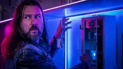 Sebastian (Markus Hammer) bricht ins medizinische Labor ein.