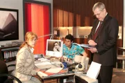 Lisa (Alexandra Neldel, l.) ist irritiert, als sich Rokko (Manuel Cortez, M.) nicht auf ihre, sondern Friedrichs (Wilhelm Manske, r.) Seite stellt. - (Dieses Foto von Alexandra Neldel darf nur in Zusammenhang mit der Berichterstattung über die Serie "Verliebt in Berlin" veröffentlicht und verbreitet werden.)
