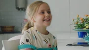 Klara (Paulina Pizarro Swartling) möchte, dass es bei Papas Arbeit nicht so langweilig ist.