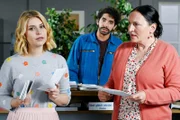 Der Automechaniker Dominik Meis ist auf der Suche nach Pathologin Atay. Von links: Christin Lange (Sarah Thonig), Dominik Meis (Younes Tissinte), Marianne Grasegger (Ursula Maria Burkhart).