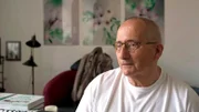 In „Die Akte Schimanski“ lassen uns die maßgeblich an der Erfindung und Erschaffung der Figur Horst Schimanski beteiligten Drehbuchautoren, Regisseur*innen, Kameramänner und Produzenten teilhaben an der Entwicklung und den ersten fünf Jahren des beim Publikum überaus beliebten Kommissars. Sie eröffnen uns bisher unbeleuchtete Perspektiven und geben uns einen intimen Zugang zu dem Phänomen Schimanski. - Regisseur Dominik Graf im Interview.
