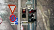Kaum etwas ist so stark geregelt wie der Verkehr - das kann zur Überforderung führen; besonders häufig beobachtet: „Ampelignoranten“.