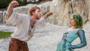 Der verzauberte Prinz (Lucas Prisor) und die verzauberte Prinzessin (Jytte-Merle Böhrnsen) streiten sich