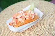 Ein köstliches Hummerbrötchen von „Day’s Crabmeat and Lobster“ in Yarmouth, Maine. Ein köstliches Hummerbrötchen von „Day’s Crabmeat and Lobster“ in Yarmouth, Maine.