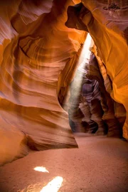 Die fantastischen Slotcanyons Arizonas. Die Sandsteinmauern wurden über Jahrtausende durch die schiere Kraft des Wassers geformt. Nach heftigen Sommergewittern tosen kurzzeitig gewaltige Sturzfluten durch die sonst trockenen Schluchten.