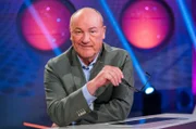 Comedian Bodo Bach nimmt's mit Humor, wenn er Antworten auf kniffelige Fragen aus dem prallen Leben sucht. Mit Witz und Logik möchte er auch heute wieder "Meister des Alltags" werden im gleichnamigen Wissensquiz.
