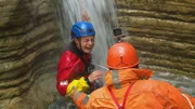 Sofie ist einen Wasserfall hinuntergerutscht. Das war kalt!