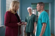 Dr. Rolf Kaminski (Udo Schenk, re.) hat Verwaltungschefin Sarah Marquardt (Alexa Maria Surholt, li.) in Aussicht gestellt, den Posten des Klinikleiters interimsweise zu übernehmen.