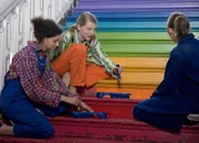 Die Einsteiner offenbaren ungeahnte Talente bei den Renovierungsarbeiten. Hier: Lejla (Tiesan Atas, li), Alva (Annalisa Weyel, Mitte) & Lotta (Lisa Nestler, re)
