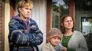 Bennet (Noah Kraus), sein kranker Bruder Tommy (John Henri Osthus) und ihre besorgte Mutter (Lisa Litzkow).