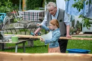 Hubert (Bruno Samarovski) scheint die Veränderungen in der Nachbarschaft nicht willkommen zu heißen, zumindest wird er mit der kleinen Karla (Elina Leitl) noch nicht so richtig warm.