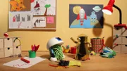 Wisch und Mop spielen auf dem Basteltisch.