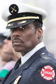 Chief Boden (Eamonn Walker) und seine Männer erweisen einem gestorbenen Jungen die letzte Ehre.