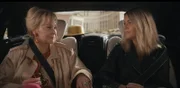 Deborah (Jean Smart, l.) plant ihre bisher persönlichste Show, in der sie Themen anspricht, die sie lange gemieden hat – darunter ihre Beziehung zu DJ (Kaitlin Olson, r.) und deren Vater. Doch bevor sie die Bühne betritt, stellt sie DJ eine entscheidende Frage: Wird sie ihr dazu die Erlaubnis geben?