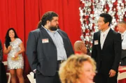 Während Chin (Daniel Dae Kim, r.) und Jerry (Jorge Garcia, l.) auf einem Klassentreffen einen Mordfall erleben, sind Danny und Steve in Kambodscha unterwegs ...