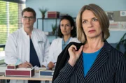 Für einen medizinischen Notfall eilt Dr. Franziska Ruhland (Gunda Ebert, r.) ins Klinikum. Gemeinsam mit Dr. Leyla Sherbaz (Sanam Afrashteh, h.r.) und Elias (Stefan Ruppe, h.l.) schaut sie sich die CT-Bilder des Patienten an.