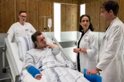 Michael Schmidt kommt nach einem Sturz ins Johannes-Thal-Klinikum. Aufgrund lebensbedrohlicher Blutungen muss er direkt notoperiert werden. V.l.n.r. Komparse, Michael Schmidt (Michael F. Schumacher), Dr. Leyla Sherbaz (Sanam Afrashteh), Ben Ahlbeck (Philipp Danne)