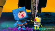 Timmi und Teddy lachen über ihre Clownsnasen.
