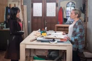 Lin (Li Yuan, l.) gibt Mona (Jana Hora-Goosmann, r.) zu verstehen, dass es zwischen ihr und Jens eine Annäherung gibt.