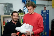 Julian (rechts) designt seine eigenen Rollschuhe mit Rollschuhbauer Pavlos.