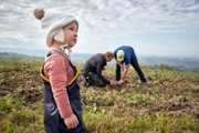 Jüngstbäuerin kontrolliert Papa und Opa bei der Arbeit.