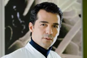 Petra Hellwein erklärt Prof. Hamadin (Erol Sander) nach ihrer Behandlung, dass sie sich von ihrem Mann trennen möchte.