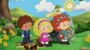 Finn, Zoé und Tanja lernen in Irland einen Leprechaun kennen. Er kann sein Gold nicht mehr finden, weil die Sonne ihm solange keinen Regenbogen schenken will, bis er tanzt.