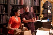 Beim Aufräumen in der Bibliothek öffnet Darra (Julian Cullen, r.) eine Dose. Staub wirbelt auf. Kyra (Kimie Tsukakoshi, l.) und Darra ahnen noch nicht, was dieser Staub bewirken wird.