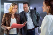 Die Kommissare Winter (Vanessa Eckart, l.) und Aubinger (Thomas Birnstiel, M.) sind gespannt, ob die Untersuchungsergebnisse von Pathologin Sandra Mai (Sina Wilke, r.) sie auf eine neue Spur bringt.