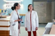 Vorstellungstag am Johannes-Thal-Klinikum! Oberärztin und Ausbilderin Dr. Leyla Sherbaz  (Sabam Afrashteh, l.) begrüßt die Bewerberin Rebecca Krieger (Milena Straube, r.)