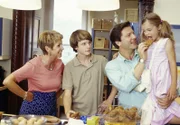 MDR Fernsehen FAMILIE DR. KLEIST FOLGE 19, am Samstag (01.12.12) um 10:20 Uhr. Die kleine Clara (Lisa-Marie Werner, r.) wird von der ganzen Familie (v.l. Uta Schorn als Inge, David Bode als Piwi und Francis Fulton-Smith als Dr. Kleist) verwöhnt. Doch trotz aller Fröhlichkeit und Fürsorge sehnt sie sich nach ihrer Mutter.