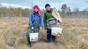 Anna und Moritz (Moritz Ott) gehen im Moor auf die Suche nach frischem Moorfrosch-Laich.