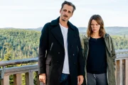 Konrad Diener (Max von Thun, l.) und Maris Bächle (Jessica Schwarz, r.) haben gerade die Leiche von Michael Maetze entdeckt.