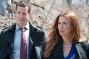 L-R: Al Burns (Dylan Walsh), Carrie Wells (Poppy Montgomery)
