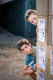 Hakim (Mads Albatros) und Moritz (Jan Friedrichsen) überlegen, ob sie eingreifen sollen.
