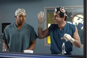 Turk (Donald Faison, l.) muss kurz vor seiner Hochzeit die Bekanntschaft mit Carlas Ex-Freund Dr. Ron Ramirez (Nestor Carbonell, r.) machen, was ihn gar nicht freut ...