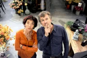 ARD ROTE ROSEN FOLGE 1391, am Freitag um 14:10 Uhr im ERSTEN. Merle (Anja Franke, l.) ist froh, als Jan (Timothy Peach, r.) ihr seine Hilfe bei einem handwerklichen Problem anbietet.
