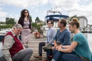 Teambesprechung (v.li.): Schröeter (Veit Stübner), Dr. Zobel (Proschat Madani), Lars (Ingo Naujoks), Finn (Sven Martinek) und Nina Weiss (Julia Schäfle).