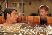 Hal kauft ohne vorherige Absprache mit Lois einen Whirlpool. Lois macht ihrem Mann deshalb die Hölle heiß. Als sie Gefallen an der Neuanschaffung findet, versucht sie, dies zu verheimlichen. Jamies Babysitter bittet Malcolm um einen Gefallen. Er soll ihr helfen, einen Streit mit ihrem Ex-Freund zu schlichten. Im Bild (v.li.): Bryan Cranston (Hal), Erik Per Sullivan (Dewey).