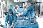 In jedem Krankenhaus ist der OP ein besonders geschützter Bereich, an dem strenge Regeln gelten.