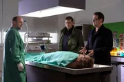 Pathologe Dr. Strahl (Christoph Tomanek, l.) teilt Finn Kiesewetter (Sven Martinek, M.) und Lars Englen (Ingo Naujoks, r.) mit, dass der Tote Patrick Hilgersen (Tom Radisch, liegend) Null-Komma-Null-Promille im Blut hatte. Pathologe Dr. Strahl (Christoph Tomanek, l.) teilt Finn Kiesewetter (Sven Martinek, M.) und Lars Englen (Ingo Naujoks, r.) mit, dass der Tote Patrick Hilgersen (Tom Radisch, liegend) Null-Komma-Null-Promille im Blut hatte.